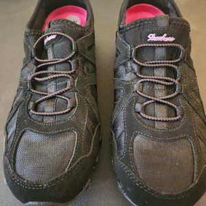 NEW Women's slip on sketcher sneakers size 7W, black and pink